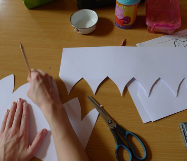 Dvoreček 12.3.2018 tvoření korunek na karneval