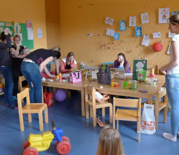 Dvoreček 12.3.2018 tvoření korunek na karneval