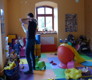 Dvoreček 12.3.2018 tvoření korunek na karneval