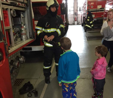 Dvoreček 21.8. Návštěva hasičů HK