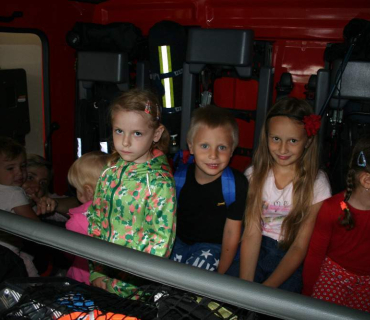 Dvoreček 21.8. Návštěva hasičů HK