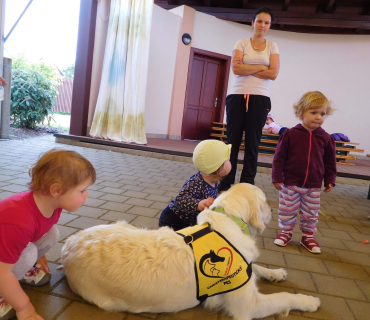 Dvoreček 6.6. 2017 - Návštěva canisterapeutického pejska