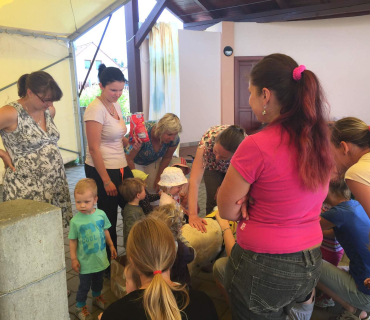 Dvoreček 6.6. 2017 - Návštěva canisterapeutického pejska