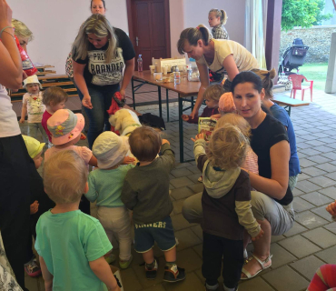 Dvoreček 6.6. 2017 - Návštěva canisterapeutického pejska