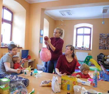 Dvoreček 7.2.2017 - Malujeme hrnečky