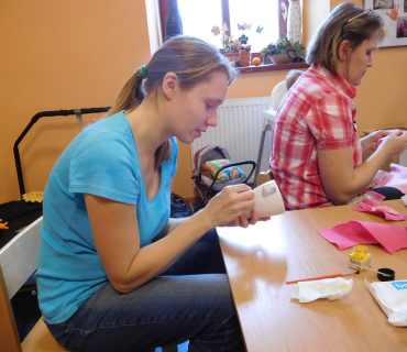 Dvoreček 7.2.2017 - Malujeme hrnečky