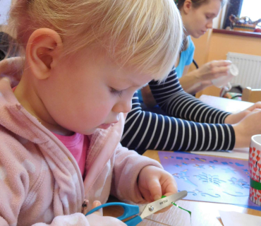 Dvoreček 7.2.2017 - Malujeme hrnečky