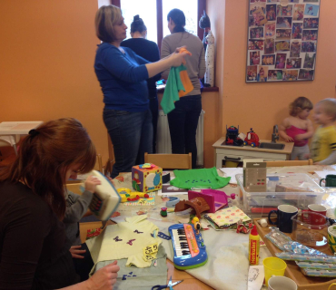 Dvoreček 8.3.2016 zdobení triček