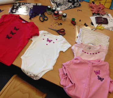 Dvoreček 8.3.2016 zdobení triček