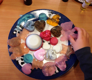 Dvoreček 16.   23.2.2016 výroba mýdel