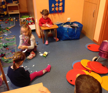 Dvoreček 17.11.2015 volánkové šály