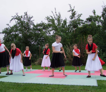 Vystoupení Černilovských Blešek a Blech na Semonickém ořechobraní 7. 9. 2019
