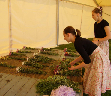 pečlivá příprava květin pro účinkující