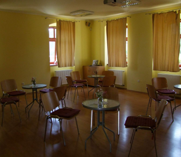 kavárna bez obsluhy, zato se vzpomínkovým promítáním na předchozích 10 ročníků festivalu