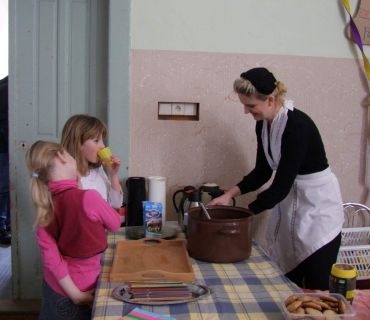 Cukrárna pod čepicí a krásná paní cukrářka