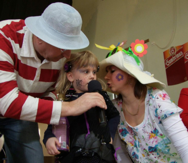 Anežka vyhrála šampáňo - uhádla, že jsme nakreslili skoro 1000 klobouků - bylo jich nakonec 1020 (Anežka tipovala 999)