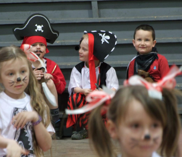 PRUHOVANÝ KARNEVAL 15.4.2012 Sokolovna - foto Jana Ž