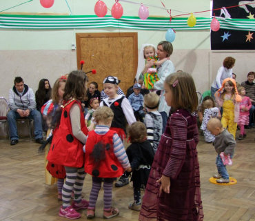 PRUHOVANÝ KARNEVAL 15.4.2012 Sokolovna - foto Jana Ž