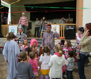 PRUHOVANÝ KARNEVAL 15.4.2012 Sokolovna - foto Jana Ž