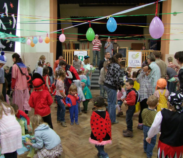 PRUHOVANÝ KARNEVAL 15.4.2012 Sokolovna - foto Jana Ž