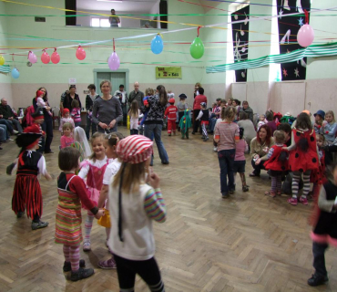 PRUHOVANÝ KARNEVAL 15.4.2012 Sokolovna - foto Jana Ž