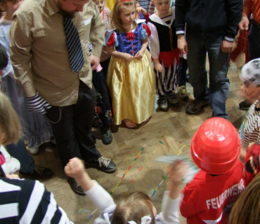 PRUHOVANÝ KARNEVAL 15.4.2012 Sokolovna - foto Jana Ž