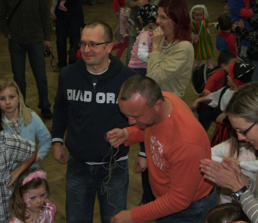 PRUHOVANÝ KARNEVAL 15.4.2012 Sokolovna - foto Jana Ž