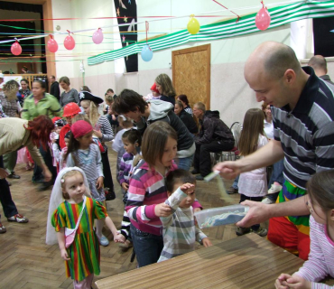 PRUHOVANÝ KARNEVAL 15.4.2012 Sokolovna - foto Jana Ž