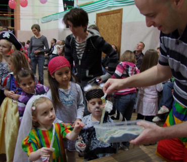 PRUHOVANÝ KARNEVAL 15.4.2012 Sokolovna - foto Jana Ž