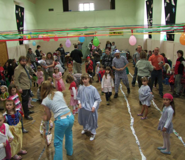 PRUHOVANÝ KARNEVAL 15.4.2012 Sokolovna - foto Jana Ž