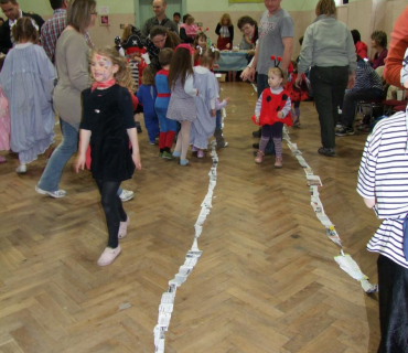 PRUHOVANÝ KARNEVAL 15.4.2012 Sokolovna - foto Jana Ž