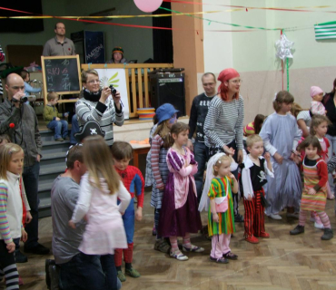 PRUHOVANÝ KARNEVAL 15.4.2012 Sokolovna - foto Jana Ž