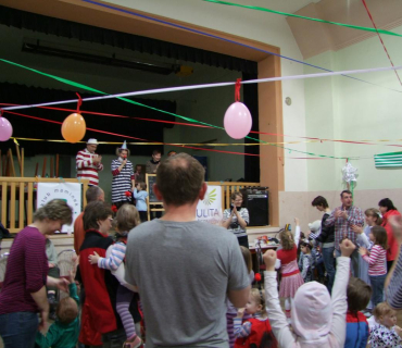 PRUHOVANÝ KARNEVAL 15.4.2012 Sokolovna - foto Jana Ž