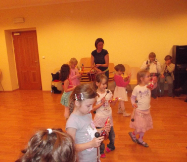 22.12.2011 taneční kroužek - mažoretky