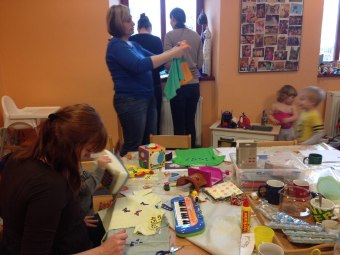 Dvoreček 8.3.2016 zdobení triček