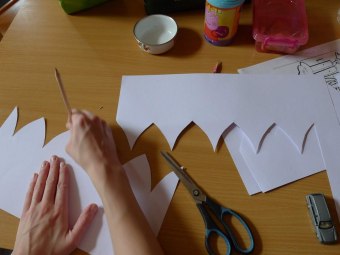 Dvoreček 12.3.2018 tvoření korunek na karneval